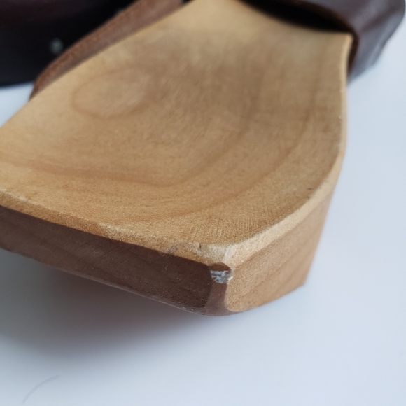 Cydwok | Leather Thong Wooden Sandals - Picture 11 of 12